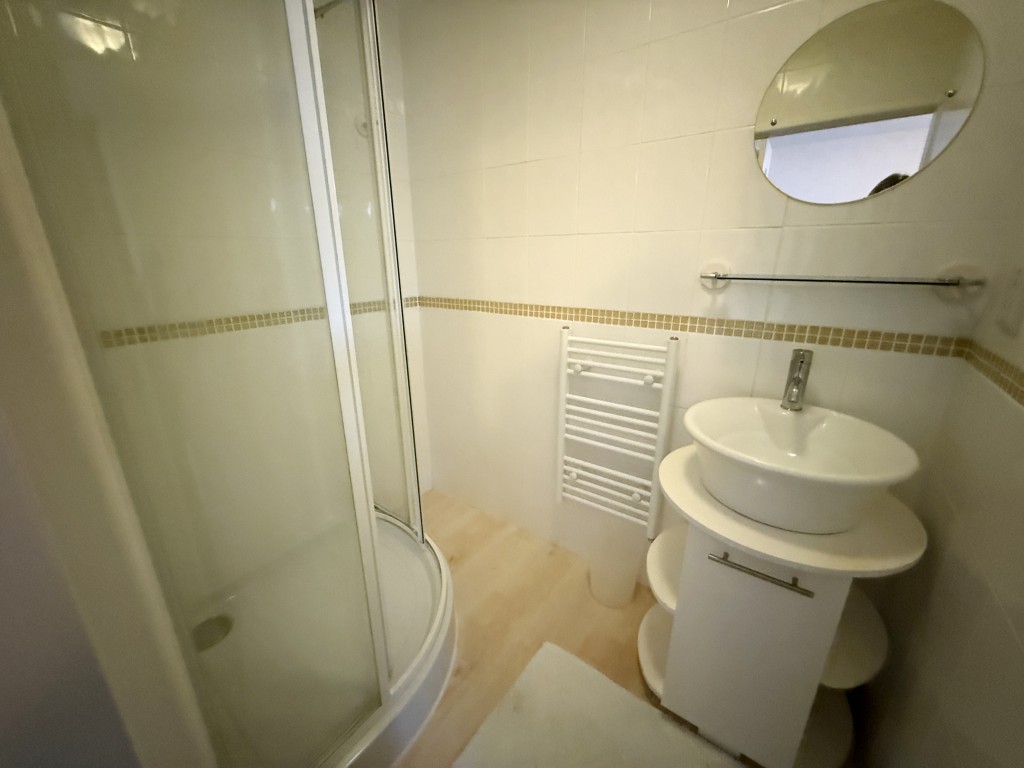 Lot: 183 - SPACIOUS MID-TERRACE PROPERTY - Ensuite shower room